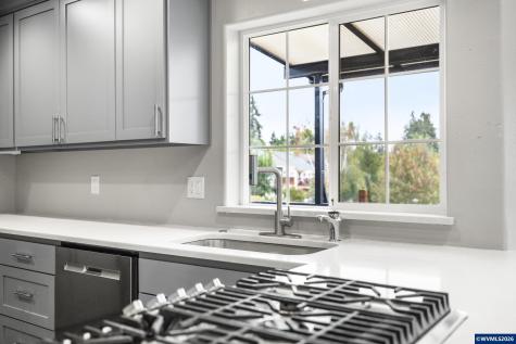 38 Sweden Circle Silverton OR 97381