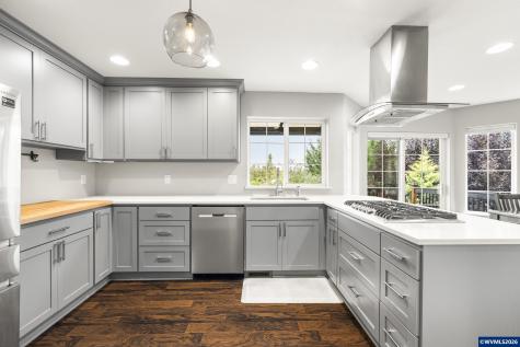 38 Sweden Circle Silverton OR 97381