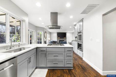 38 Sweden Circle Silverton OR 97381