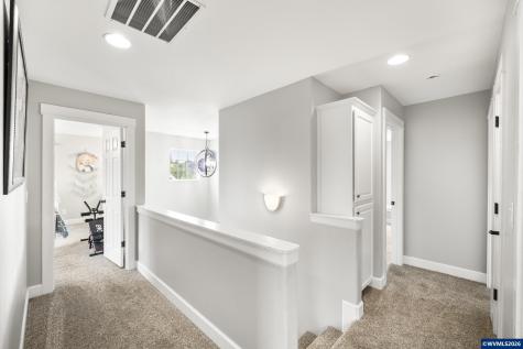 38 Sweden Circle Silverton OR 97381