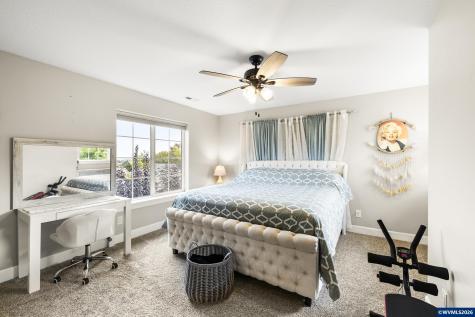 38 Sweden Circle Silverton OR 97381