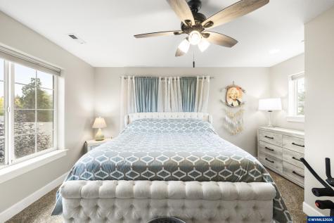38 Sweden Circle Silverton OR 97381