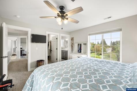 38 Sweden Circle Silverton OR 97381