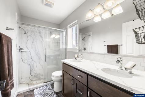 38 Sweden Circle Silverton OR 97381