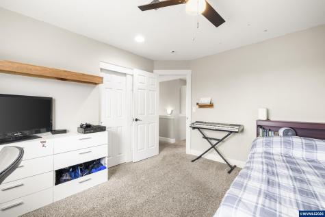 38 Sweden Circle Silverton OR 97381