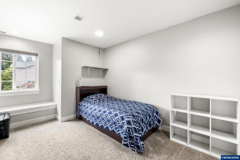38 Sweden Circle Silverton OR 97381