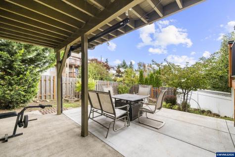 38 Sweden Circle Silverton OR 97381