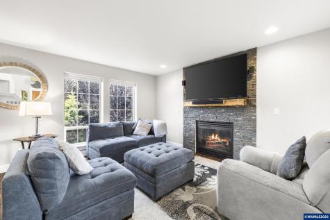38 Sweden Circle Silverton OR 97381