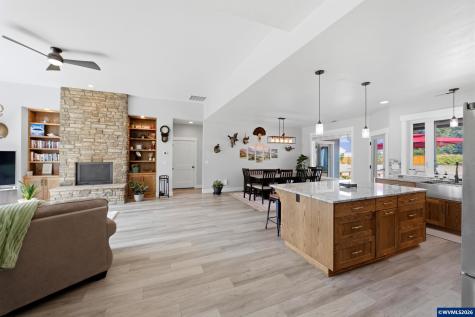 315 Santiam Pointe Lp NE Mill City OR 97360