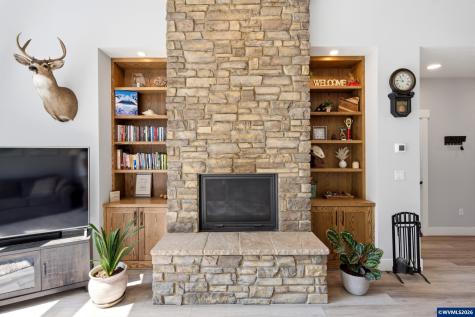 315 Santiam Pointe Lp NE Mill City OR 97360
