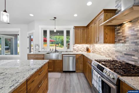 315 Santiam Pointe Lp NE Mill City OR 97360
