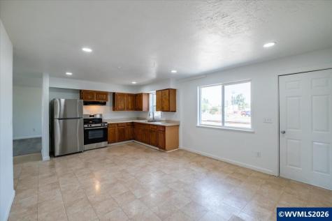 215 N Polk Street Independence OR 97351