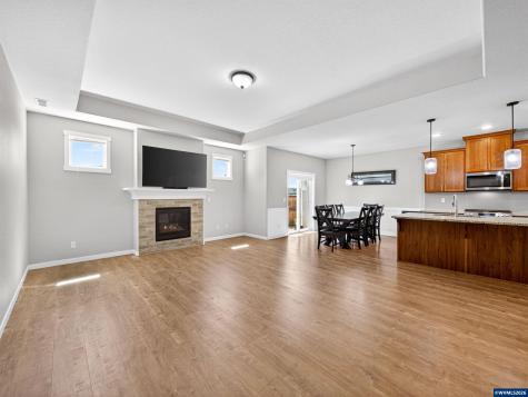 5132 Meteor Avenue NE Salem OR 97305
