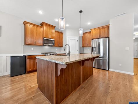 5132 Meteor Avenue NE Salem OR 97305