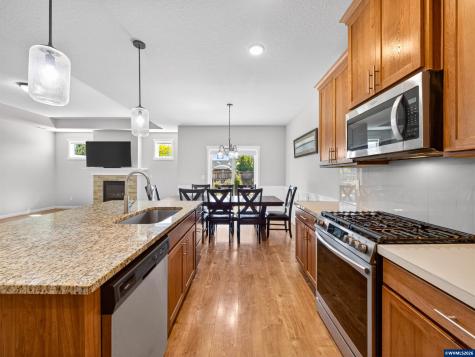 5132 Meteor Avenue NE Salem OR 97305