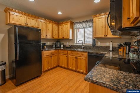 1944 37th Circle Sweet Home OR 97386
