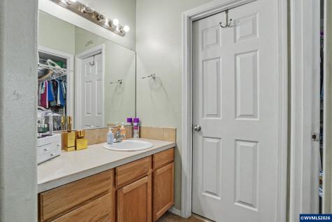 810 SE Locust Street Dundee OR 97115