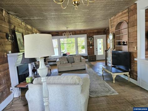 329 S 1st Avenue Mill City OR 97360