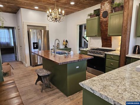 329 S 1st Avenue Mill City OR 97360