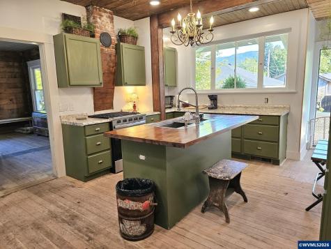 329 S 1st Avenue Mill City OR 97360