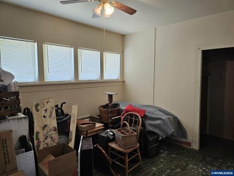 329 S 1st Avenue Mill City OR 97360