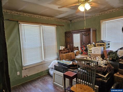 329 S 1st Avenue Mill City OR 97360