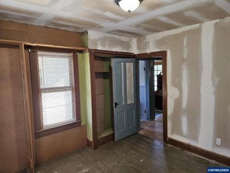 329 S 1st Avenue Mill City OR 97360