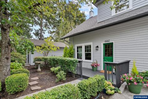 8867 SE 10th Avenue Portland OR 97202