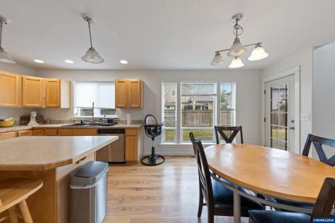 886 N 7th Street Harrisburg OR 97446