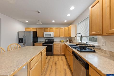 886 N 7th Street Harrisburg OR 97446