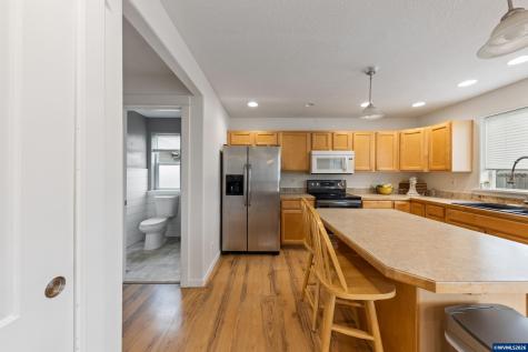886 N 7th Street Harrisburg OR 97446
