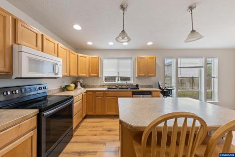 886 N 7th Street Harrisburg OR 97446