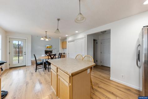 886 N 7th Street Harrisburg OR 97446