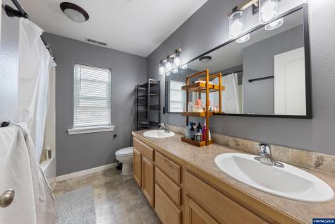 886 N 7th Street Harrisburg OR 97446