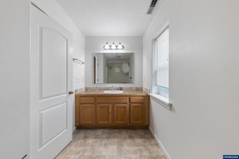 886 N 7th Street Harrisburg OR 97446