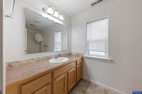 886 N 7th Street Harrisburg OR 97446