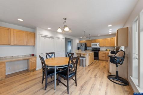 886 N 7th Street Harrisburg OR 97446