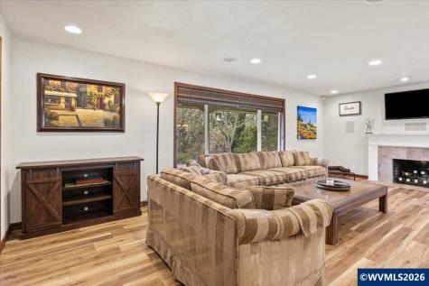 544 Clarmount Street NW Salem OR 97304