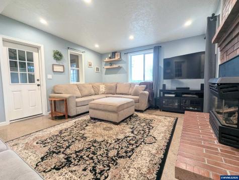 821 Liberty St Street Silverton OR 97381