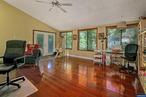 692 Fanny Court NE Salem OR 97301