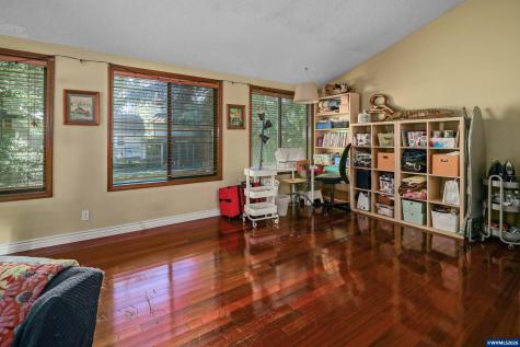 692 Fanny Court NE Salem OR 97301