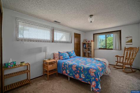 692 Fanny Court NE Salem OR 97301