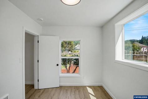 564 SW Cedar Street Mill City OR 97360