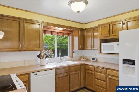 4576 Goldenrod Avenue NE Salem OR 97305