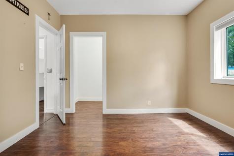 251 Fairview Street Silverton OR 97381