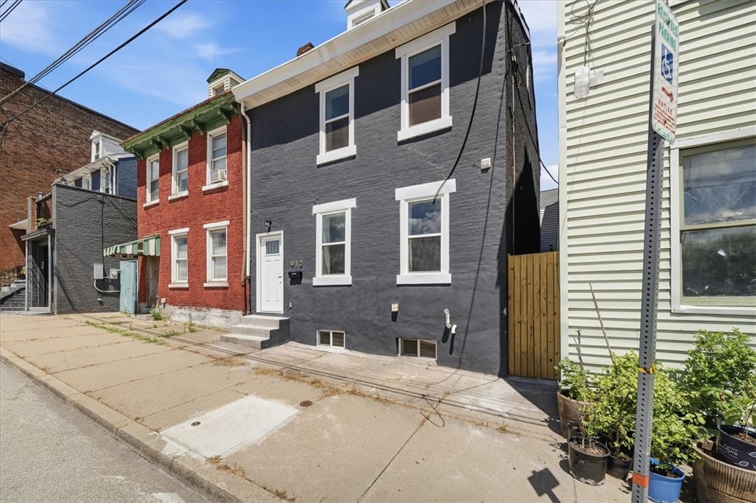 912 Phineas Street East Allegheny PA 15212