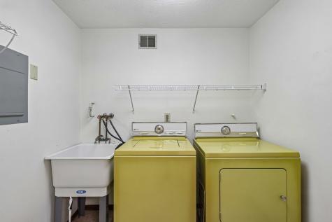 103 Woodstone New Kensington PA 15068