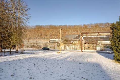 109 1st Avenue W Leechburg PA 15656