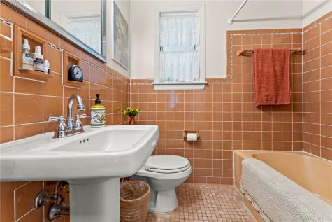 1050 Larchdale Drive Mt Lebanon PA 15243