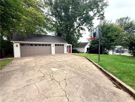 17 S Johnson Road Houston PA 15342
